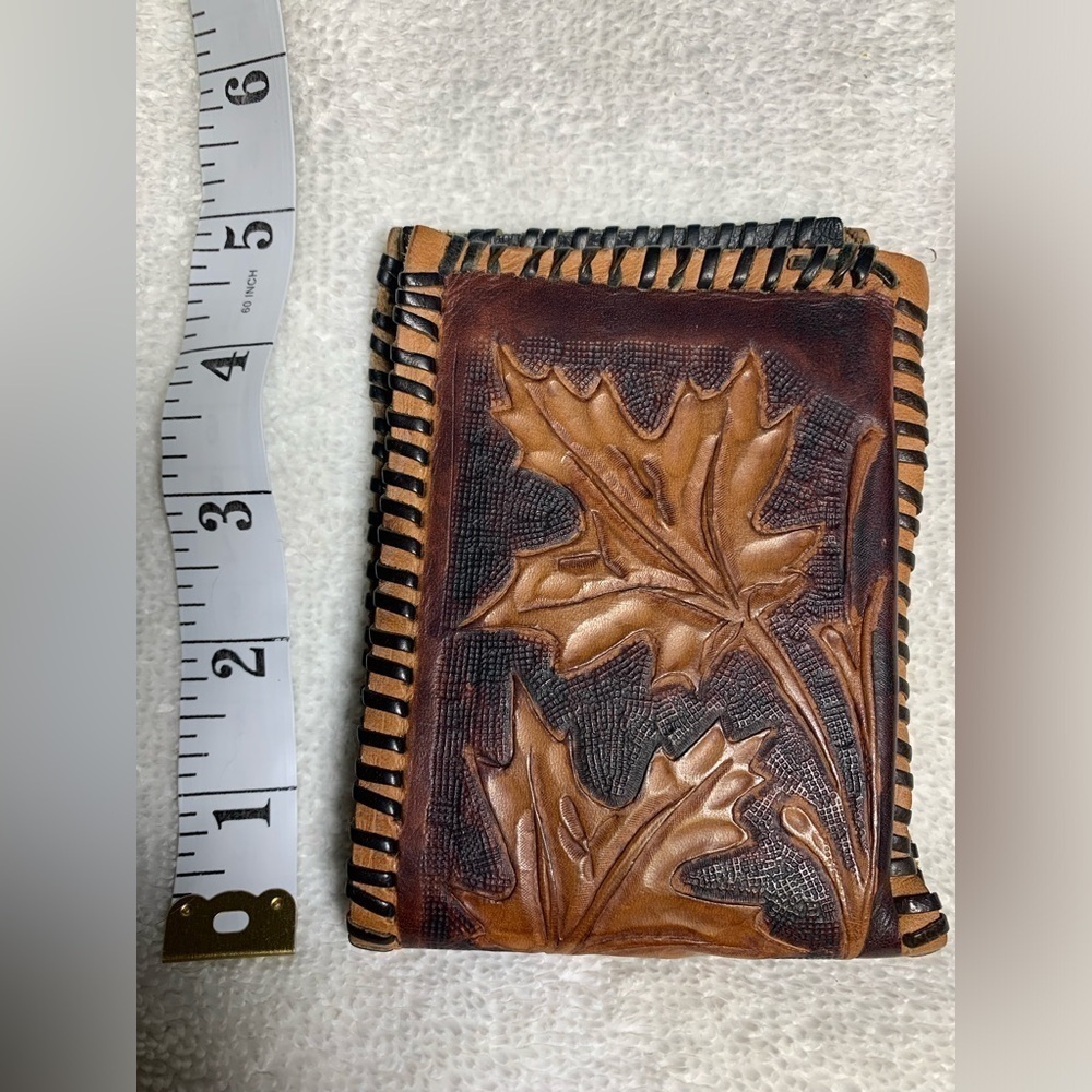 Leather wallet with leaf design